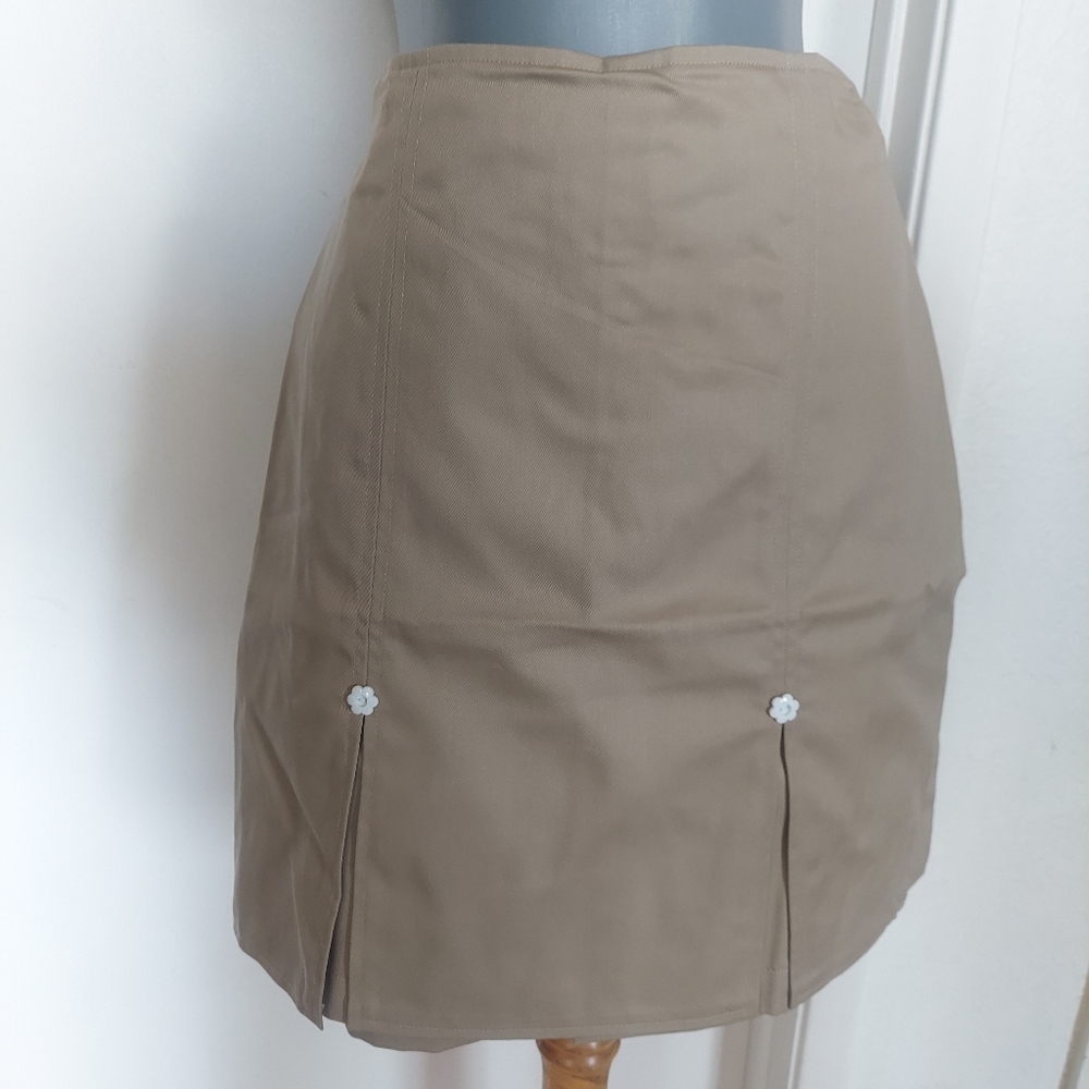 Girls uniform skort size 18, Khaki, with 2 flowers white design in front.  NWT.